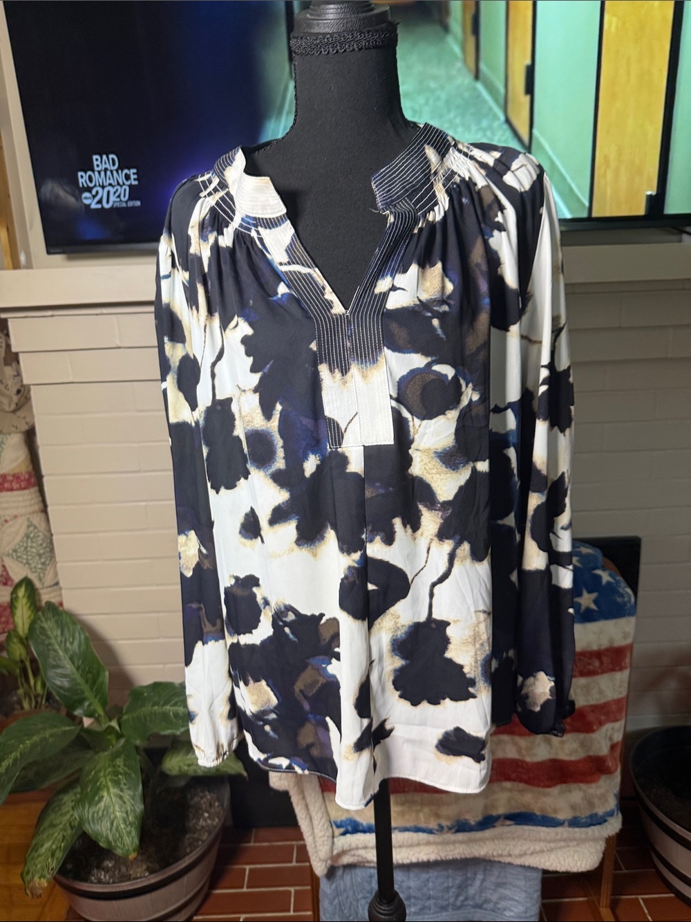 Simply Vera Vera Wang Navy, White & Beige Printed Peasant Tunic